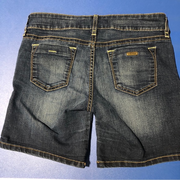 Jean shorts by Guess - Size 25 - Picture 3 of 3